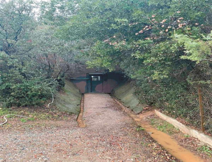 Παρέχονται κίνητρα για τους στρατεύσιμους με αύξηση της μηνιαίας αποζημίωσης των οπλιτών στα 100 ευρώ από 8,80 που είναι σήμερα για όσους υπηρετούν σε παραμεθόρια περιοχή και στα νησιά του Αιγαίου, και στα 50 ευρώ για όσους υπηρετούν στην ενδοχώρα. Επιπλέον, από το 2026 καταργείται η κατάταξη στρατεύσιμων στο Ναυτικό και στην Αεροπορία, καθώς όλοι θα κατατάσσονται στον Στρατό Ξηράς