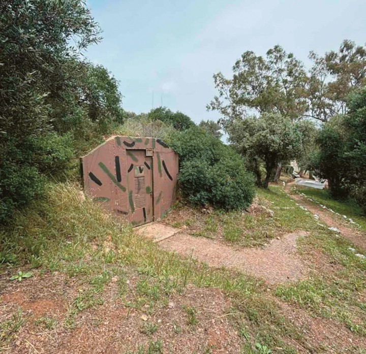 Πλήρως εξοπλισμένα αλλά καλά κρυμμένα από τις εναέριες απειλές θα είναι πλέον τα στρατόπεδα, καθώς το υπουργείο Εθνικής Aμυνας αξιοποιώντας τη σύγχρονη εμπειρία προχωρά άμεσα στην υπογειοποίηση των εγκαταστάσεων