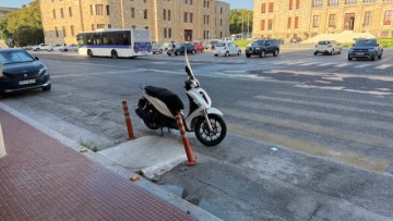 Απίστευτη ασέβεια στη Ρόδο: Μηχανάκι σταθμευμένο επάνω στη ράμπα ΑμεΑ