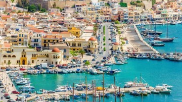 Οργάνωση και καθαριότητα στην Κάλυμνο: Νέα μεταλλικά πλαίσια για ανακοινώσεις