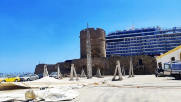 Ξαναστήνεται η τέντα για τις αποσκευές. Εκείνη για… τους ανθρώπους;