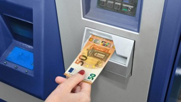 Καταργούνται οι προμήθειες στα ΑΤΜ