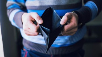 Νέα έρευνα «χαστούκι»: Οι Έλληνες εργάζονται περισσότερο και αμείβονται λιγότερο από όλη την Ευρώπη