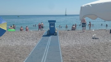 Επαναλειτουργία του ειδικού συστήματος πρόσβασης ΑμεΑ στη θάλασσα στην παραλία Έλλη