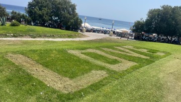 Κάτω από το ρολόι, ένα μήνυμα αγάπης στο γκαζόν του Ενυδρείου