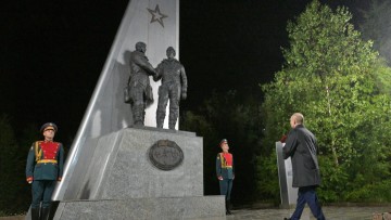 Η ώρα της Αλάσκας: Μηνύματα Τραμπ από αέρος, συμβολική κίνηση Πούτιν – Όλες οι εξελίξεις