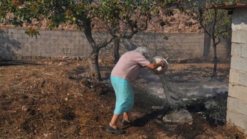 Ηλικιωμένη στην Κερατέα: Μια σταγόνα θάρρους απέναντι στη φωτιά