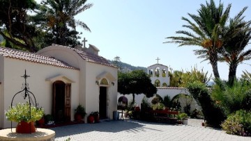 Ανήμερα του Δεκαπενταύγουστου: Σκουπίδια και δυσοσμία στο εκκλησάκι της Παναγίας της Φανερωμένης
