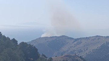 Υπό έλεγχο η φωτιά που εκδηλώθηκε στο νησί της Σύμης - Μεγάλη κινητοποίηση από στεριάς, θαλάσσης και αέρος