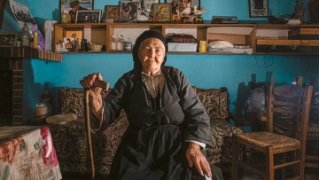 Τα μυστικά των Ελλήνων που ζουν χρόνια πολλά και καλά - Το προφίλ των αιωνόβιων και το προσδόκιμο ζωής ανά Περιφέρεια