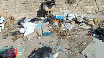 Καθαρίστηκε γι' ακόμα μια φορά η πλατεία της Παλιάς Πόλης που... βρώμισαν ανεγκέφαλοι