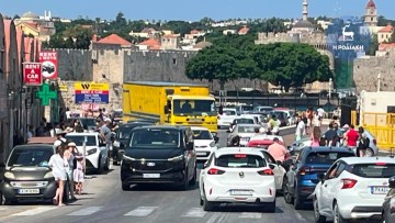 Παρέμβαση του Λιμενικού Ταμείου για την παράνομη στάθμευση στον νέο πεζόδρομο του Τουριστικού Λιμένα Ρόδου