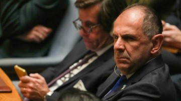 Στην αντεπίθεση ο Γεραπετρίτης – Τι απαντά σε Καραμανλή, Σαμαρά και Δένδια