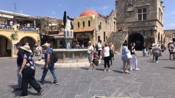 Αυξομειώσεις στον κύκλο εργασιών καταλυμάτων και επιχειρήσεων εστίασης της Περιφερειακής Ενότητας Ρόδου το πρώτο τρίμηνο του 2025