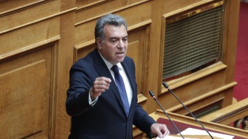 Παρέμβαση του Μάνου Κόνσολα για τους εργαζόμενους στο πρόγραμμα κοινωφελούς εργασίας στις κλειστές ελεγχόμενες δομές