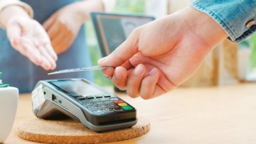 Νέο φοροκίνητρο με τις αποδείξεις για να αφήσουν οι πολίτες τα μετρητά