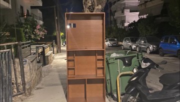 Οργισμένη ανάρτηση του Δημάρχου Ρόδου, πέταξαν βιβλιοθήκη σε κάδο σκουπιδιών!