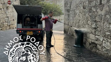 Συνεχίζουν μέρα και νύχτα την προσπάθεια για την καθαριότητα τα συνεργεία του Δήμου Ρόδου