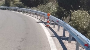 Νέα στηθαία ασφαλείας από την Περιφέρεια για την προστασία οδηγών και επιβατών