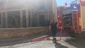 Φωτιά στο 10ο δημοτικό σχολείο στην Παλιά Πόλη-σε εξέλιξη επιχείρηση κατάσβεσης