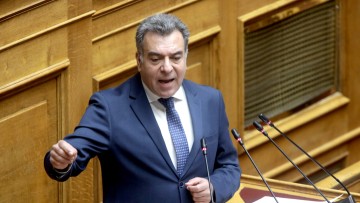 Παρέμβαση και τολμηρές προτάσεις του Μάνου Κόνσολα σε τρεις υπουργούς για τη μείωση της τιμής των αεροπορικών και ακτοπλοϊκών εισιτηρίων