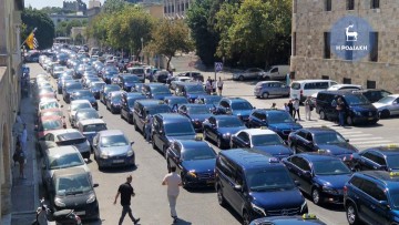 Περιφερειάρχη και δήμαρχο Ρόδου ευχαριστούν για τη στήριξή τους οι ταξιτζήδες της Ρόδου