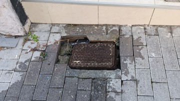 Αναγνώστης καταγγέλλει: Σπασμένοι κυβόλιθοι στην καρδιά της πόλης χωρίς επιδιόρθωση