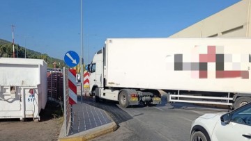 Κυκλοφοριακό χάος από Κρεμαστή προς αεροδρόμιο: Νταλίκα δίπλωσε στην είσοδο του αεροδρομίου