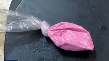 Ελεύθερη με περιοριστικούς όρους αφέθηκε μετά την απολογία της η 28χρονη Ροδίτισσα με τη ροζ κοκαΐνη