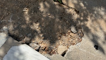 Κίνδυνος ατυχήματος στον Αρχάγγελο από λακκούβες – Κάτοικος ζητά άμεση παρέμβαση