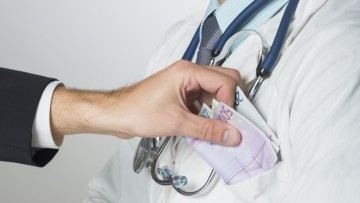 Φάκελος "φακελάκι": Γιατρός του Ιπποκρατείου ζητούσε χιλιάδες ευρώ για επεμβάσεις