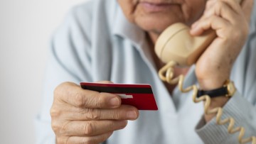 ΠΡΟΣΟΧΗ: Τηλεφωνική ΑΠΑΤΗ με “αναδρομικά” από το 1999 – Ο αριθμός 6947070742 στο στόχαστρο συνταξιούχων!