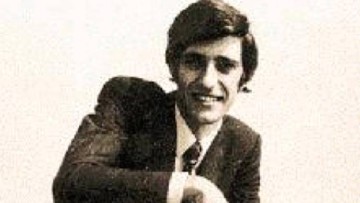 Στη μνήμη του Κώστα Γεωργάκη (1948-1970), του Κερκυραίου φοιτητή που αυτοπυρπολήθηκε στις 19 Σεπτεμβρίου 1970 σε ένδειξη διαμαρτυρίας για την δικτατορία