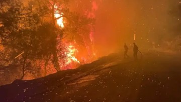 Ο ουρανός της Ρόδου «κοκκίνισε» από τις φωτιές στην Τουρκία
