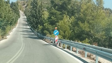 Χρήστος Ευστρατίου: Ολοκληρώνεται η τοποθέτηση στηθαίων ασφαλείας στην επαρχιακή οδό Καλυθιές – Ψίνθος