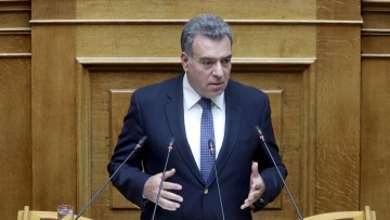 Το πρόβλημα της διάβρωσης που απειλεί τον περιβάλλοντα χώρο και το κτήριο του Ενυδρείου αναδεικνύει ο Μάνος Κόνσολας