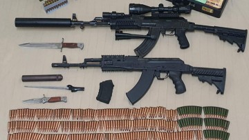 Σύλληψη στη Σίφνο για παράνομη κατοχή όπλων και 252.480 ευρώ