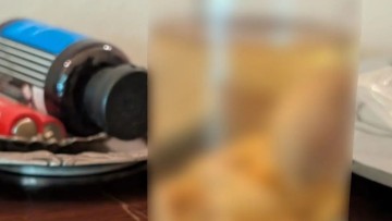 Εντοπίστηκε ανθρώπινο έμβρυο μέσα σε γυάλινο μπουκάλι έπειτα από έρευνα σε διαμέρισμα στην Αττική