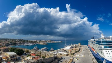 Καταιγιδοπυρήνας πάνω από τη Ρόδο: Ο ουρανός και η θάλασσα σε μαγικό στιγμιότυπο (pics)