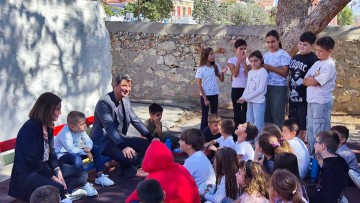 Ο δήμος Χάλκης υποδέχθηκε τη «ΘΕΟΝΗ» και τον Σάκη Ρουβά σε μια μοναδική δράση για τα παιδιά του νησιού