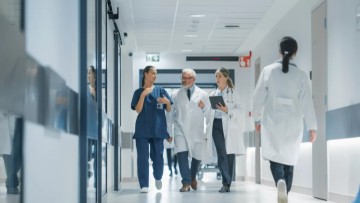 Μικροβιακή αντοχή και ενδονοσοκομειακές λοιμώξεις «σαρώνουν» την Ελλάδα – Ένας καθηγητής εξηγεί πώς θα δοθεί λύση