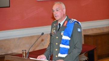 Eπίτιμος διδάκτορας του Τμήματος Διοίκ. Επιχειρήσεων & Οργανισμών της Σχολής Οικονομικών και Πολιτικών Επιστημών του ΕΚΠΑ, ο Αρχηγός ΓΕΕΘΑ Δημ. Χούπης