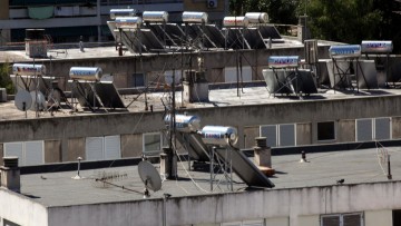 Κίνδυνος για κρύα ντους στην Ευρώπη: Ποιες αλλαγές στα υλικά των θερμοσιφώνων απειλούν την προμήθεια ζεστού νερού