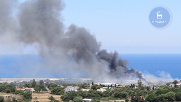 Ρόδος: 30 τόνους νερού ρίχνει η Πυροσβεστική σε κάθε φωτιά στον καταυλισμό των Ρομά