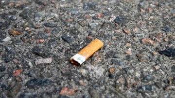 Πρόστιμο και αφαίρεση διπλώματος για ρίψη τσιγάρου από το αυτοκίνητο