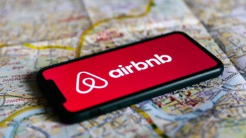 Airbnb: Σε ισχύ οι νέοι κανόνες – Πώς θα γίνονται οι έλεγχοι στα ακίνητα