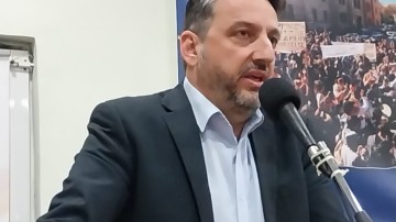 Παναγιώτης Εγγλέζος στον topfm: «Πάλι οι λίγοι, στη Ρόδο, θα βγάλουν τα κάστανα από τη φωτιά – Το νομοσχέδιο δεν να αναγνωρίζει τη διαφορετικότητα και την εποχικότητα στα νησιά»