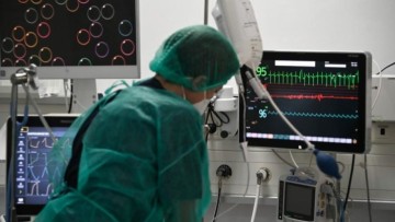 Νέα στοιχεία για το κοριτσάκι που δίνει μάχη για τη ζωή του: Βρέθηκε στον πάτο ιδιωτικής πισίνας του δωματίου που είχαν ενοικιάσει