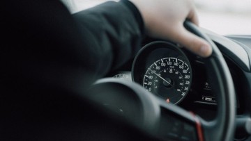 Τι ισχύει τελικά με καφέ, νερό και μπουφάν στο αυτοκίνητο – Οι διευκρινίσεις του υπουργείου για τον νέο ΚΟΚ