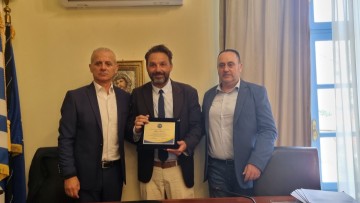 Τιμητική βράβευση του δημάρχου Χάλκης από την ΠΟΑΣΥ